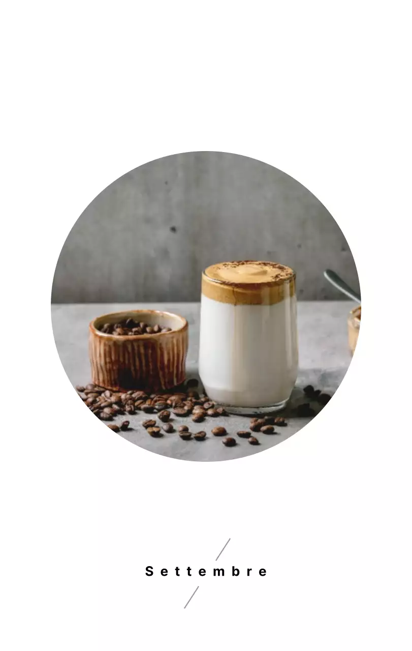 Semplice calendario da tavolo con foto di caffè per bar nei toni del bianco