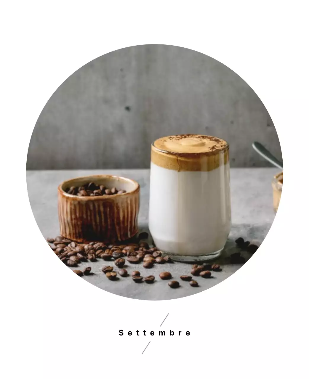 Semplice calendario da tavolo con foto di caffè per bar nei toni del bianco