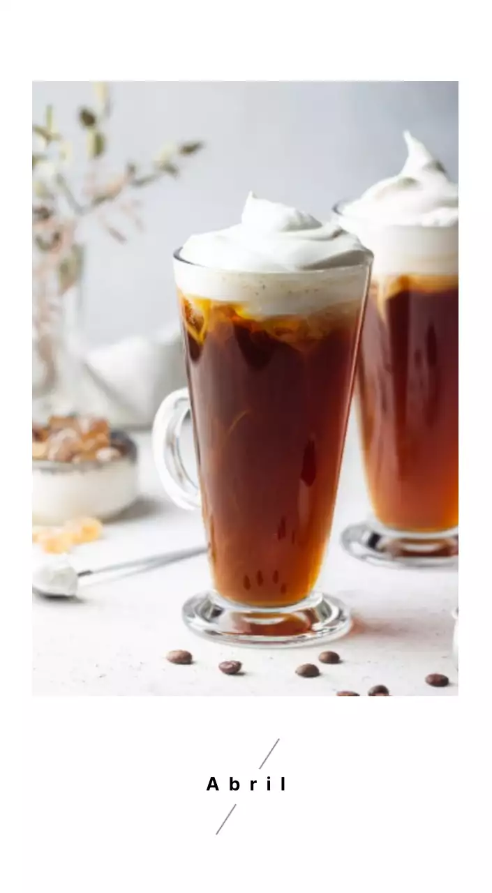 Sencillo calendario de sobremesa con fotos de cafés en tonos blancos