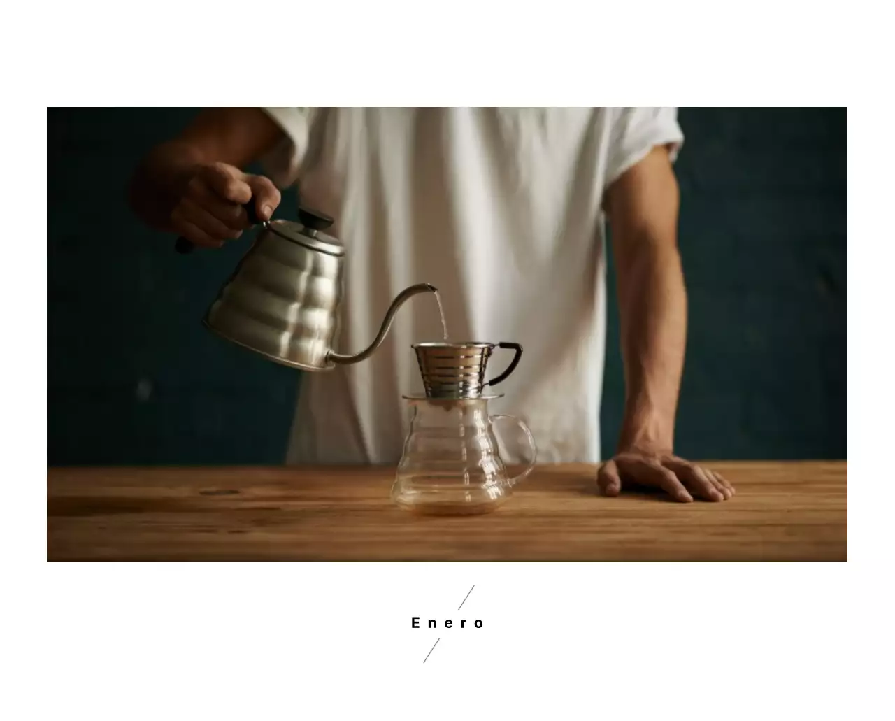 Sencillo calendario de sobremesa con fotos de cafés en tonos blancos