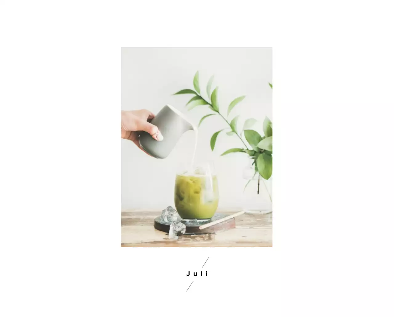 Eenvoudige bureaukalender met koffiefoto's voor cafés in witte tinten