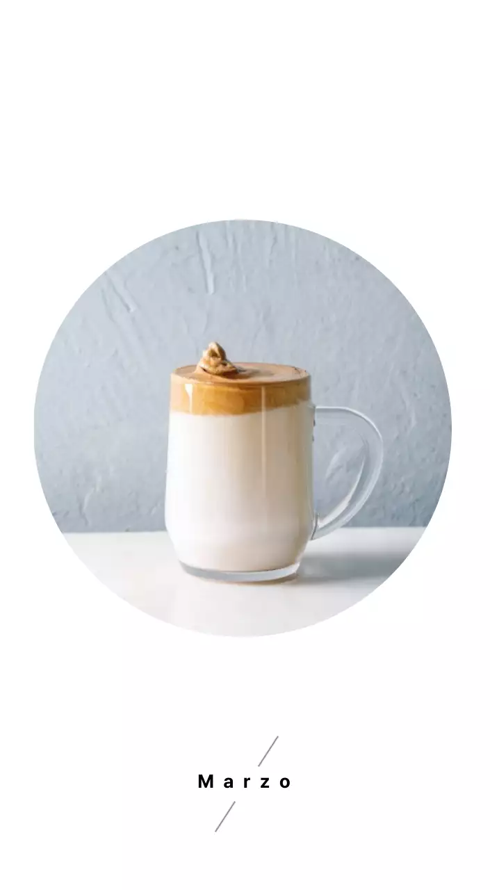 Semplice calendario da tavolo con foto di caffè per bar nei toni del bianco