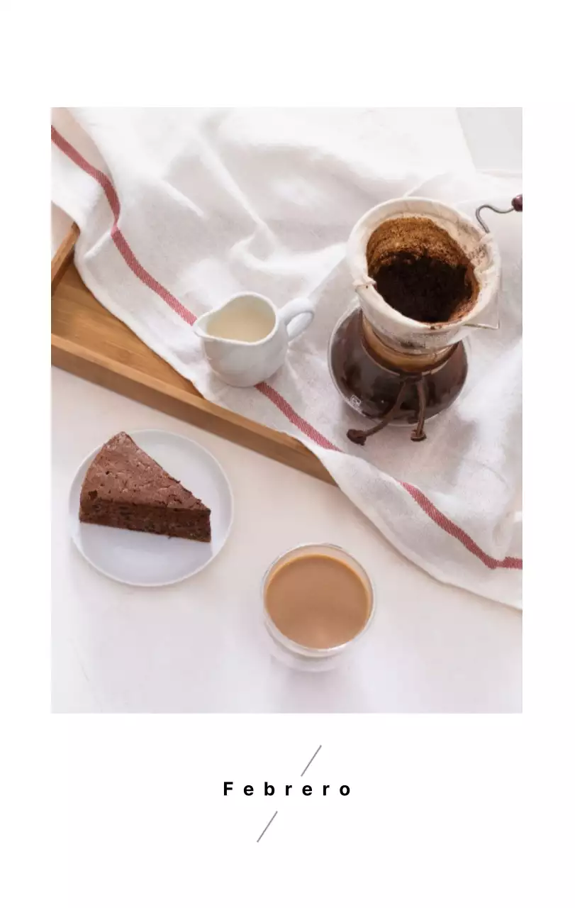 Sencillo calendario de sobremesa con fotos de cafés en tonos blancos