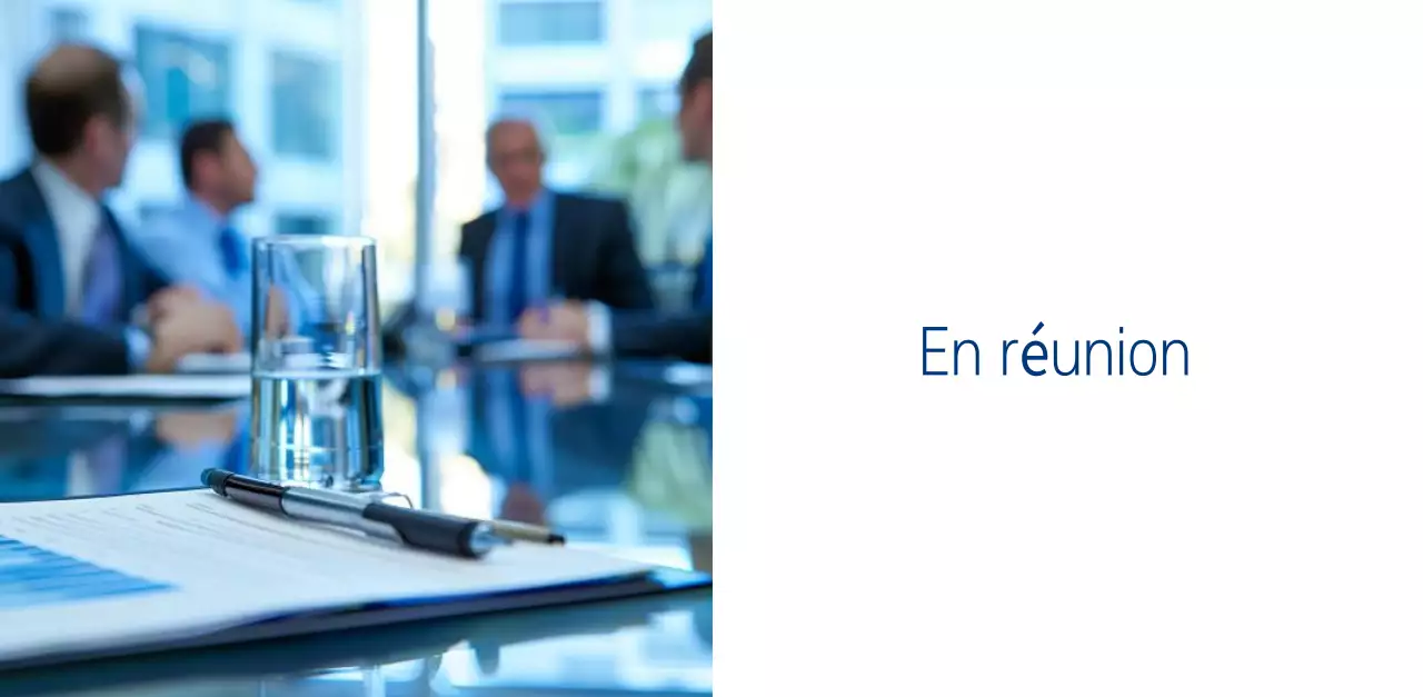 Calendrier promotionnel d'hôpital simple blanc marine