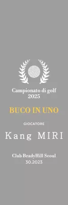 Un classico trofeo da torneo di golf con una corona d'alloro avvolta intorno a una pallina da golf.