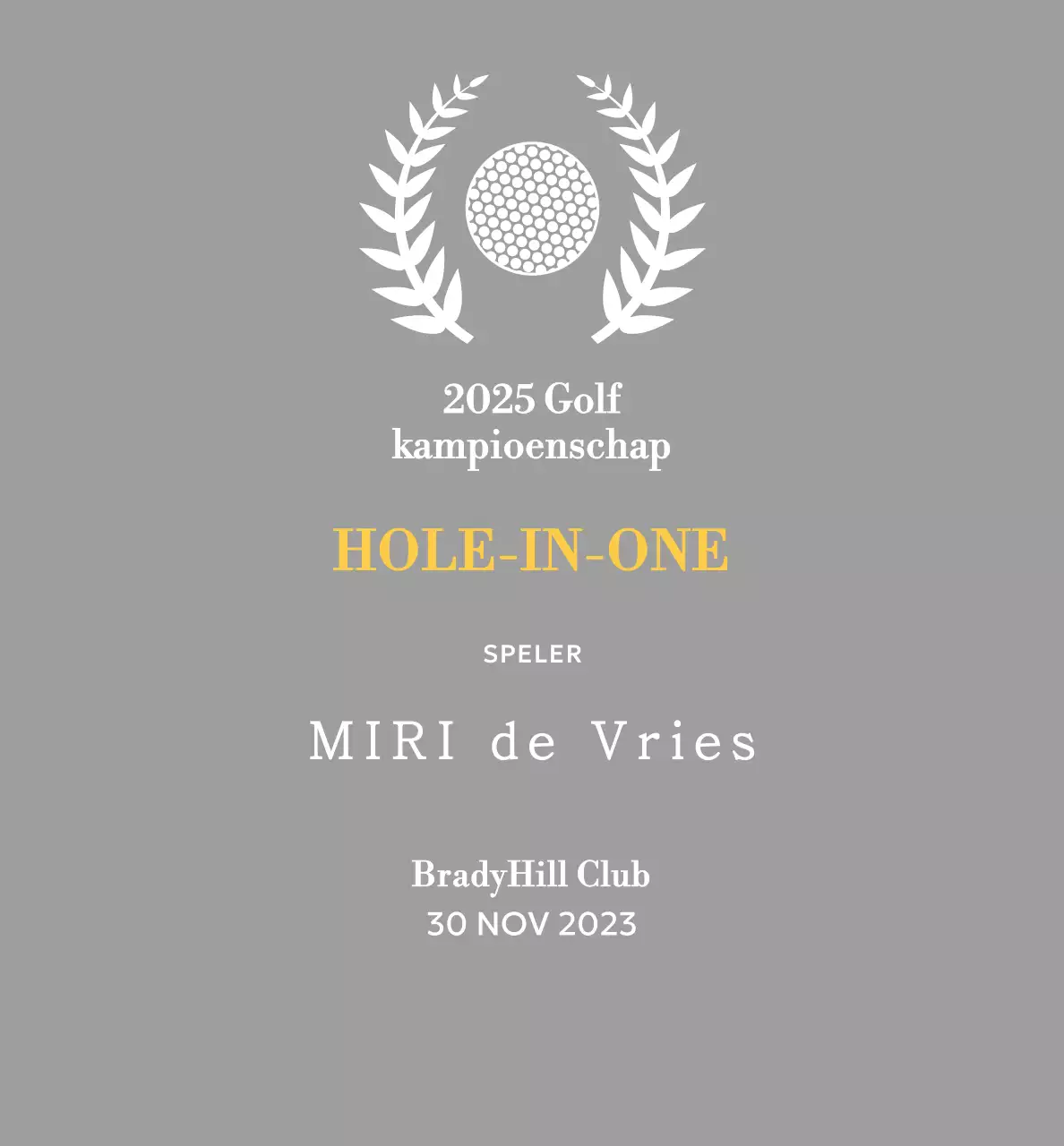 Een klassieke golftoernooitrofee met een lauwerkrans om een golfbal.