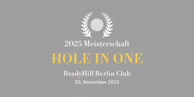 Eine klassische Golfturnier-Trophäe mit einem Lorbeerkranz, der um einen Golfball gewickelt ist.