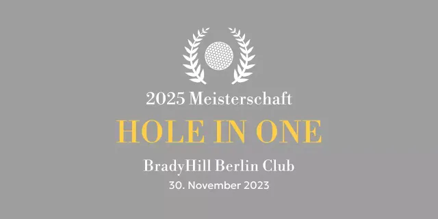 Eine klassische Golfturnier-Trophäe mit einem Lorbeerkranz, der um einen Golfball gewickelt ist.