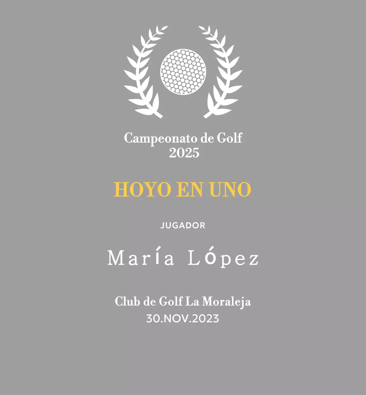 Un trofeo clásico de torneo de golf con una corona de laurel que envuelve una pelota de golf.