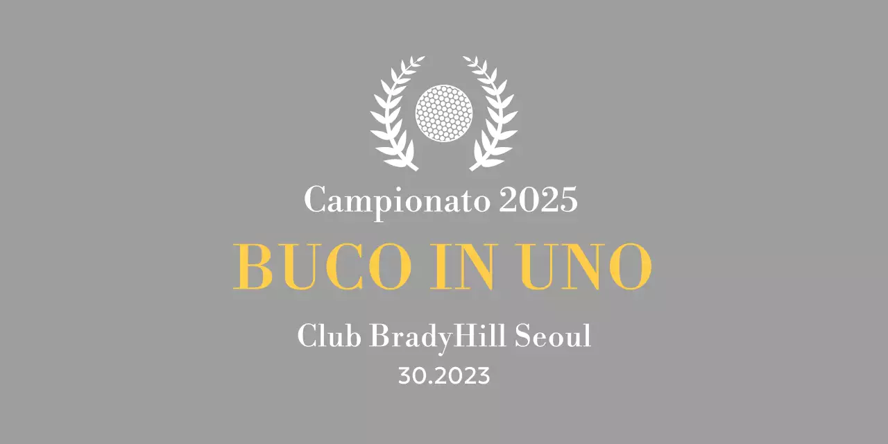 Un classico trofeo da torneo di golf con una corona d'alloro avvolta intorno a una pallina da golf.