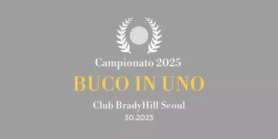 Un classico trofeo da torneo di golf con una corona d'alloro avvolta intorno a una pallina da golf.