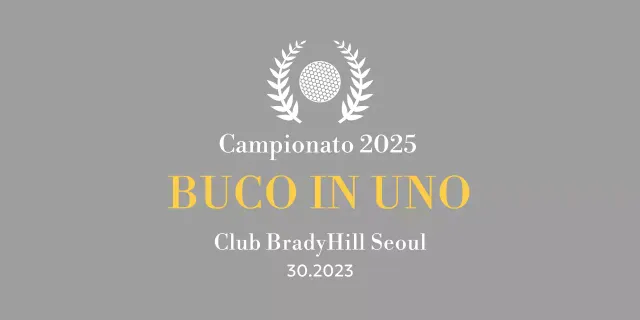 Un classico trofeo da torneo di golf con una corona d'alloro avvolta intorno a una pallina da golf.