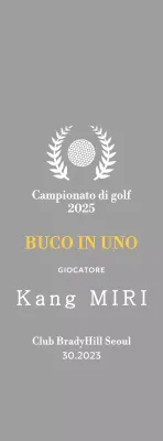 Un classico trofeo da torneo di golf con una corona d'alloro avvolta intorno a una pallina da golf.