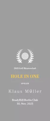 Eine klassische Golfturnier-Trophäe mit einem Lorbeerkranz, der um einen Golfball gewickelt ist.