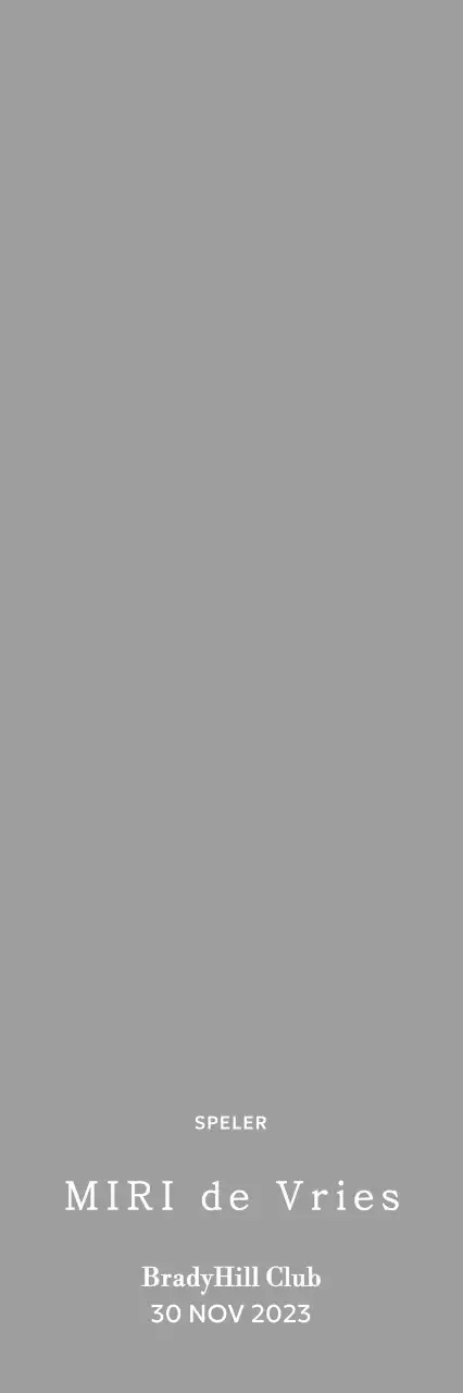 Een klassieke golftoernooitrofee met een lauwerkrans om een golfbal.