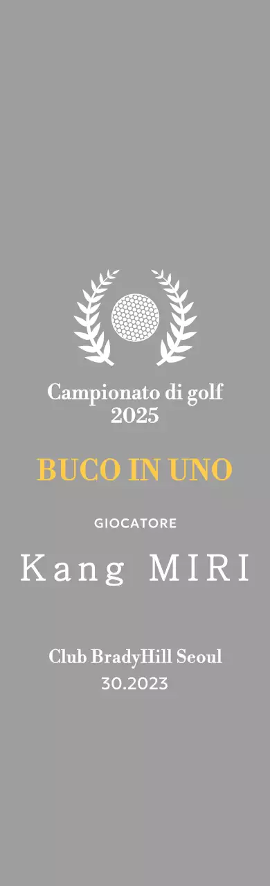 Un classico trofeo da torneo di golf con una corona d'alloro avvolta intorno a una pallina da golf.