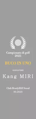 Un classico trofeo da torneo di golf con una corona d'alloro avvolta intorno a una pallina da golf.