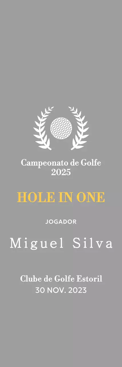 Um troféu de torneio de golfe clássico com uma coroa de louros à volta de uma bola de golfe.