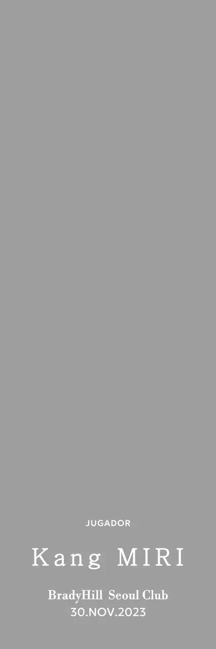 Un trofeo clásico de torneo de golf con una corona de laurel que envuelve una pelota de golf.