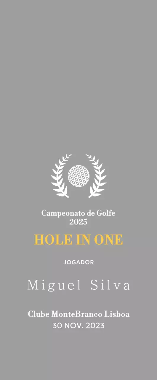 Um troféu de torneio de golfe clássico com uma coroa de louros à volta de uma bola de golfe.