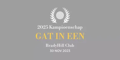 Een klassieke golftoernooitrofee met een lauwerkrans om een golfbal.