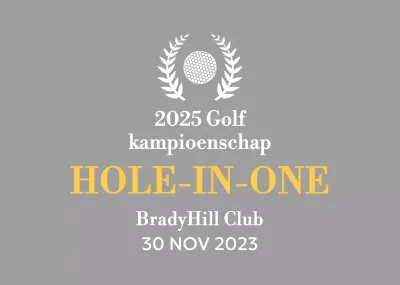 Een klassieke golftoernooitrofee met een lauwerkrans om een golfbal.