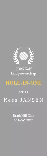 Een klassieke golftoernooitrofee met een lauwerkrans om een golfbal.