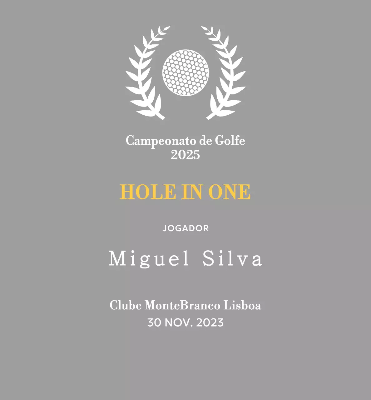 Um troféu de torneio de golfe clássico com uma coroa de louros à volta de uma bola de golfe.