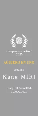 Un trofeo clásico de torneo de golf con una corona de laurel que envuelve una pelota de golf.