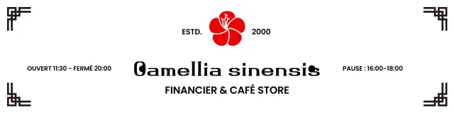 Publicité pour un café-pâtisserie traditionnel avec des fleurs de camélia rouges