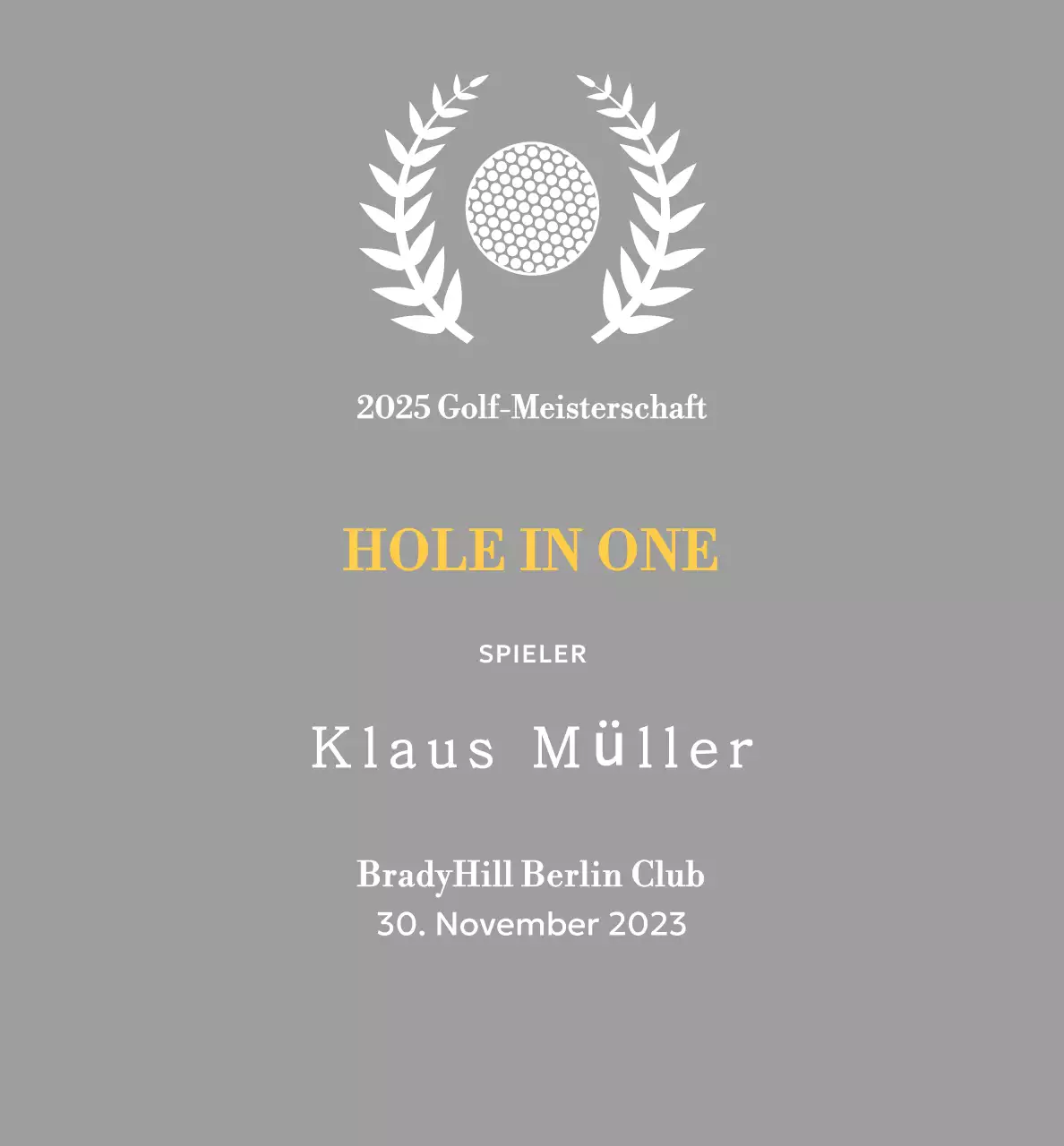 Eine klassische Golfturnier-Trophäe mit einem Lorbeerkranz, der um einen Golfball gewickelt ist.