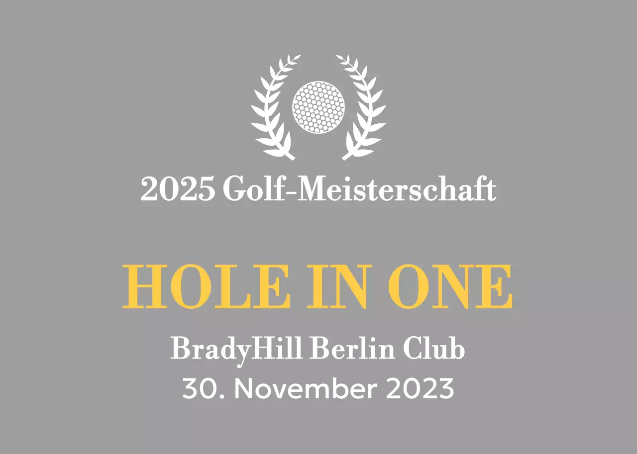 Eine klassische Golfturnier-Trophäe mit einem Lorbeerkranz, der um einen Golfball gewickelt ist.