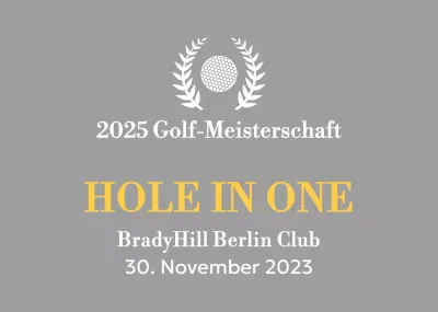 Eine klassische Golfturnier-Trophäe mit einem Lorbeerkranz, der um einen Golfball gewickelt ist.