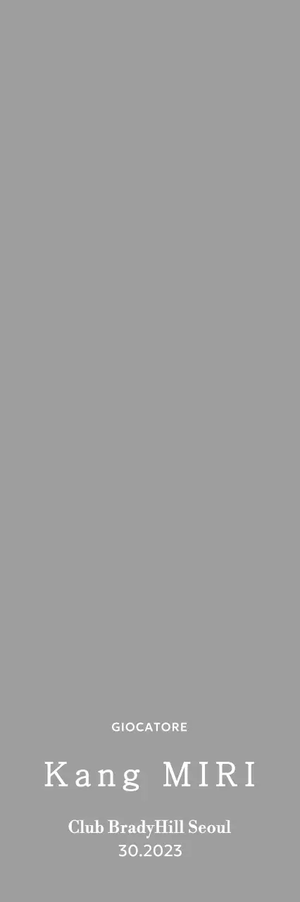 Un classico trofeo da torneo di golf con una corona d'alloro avvolta intorno a una pallina da golf.