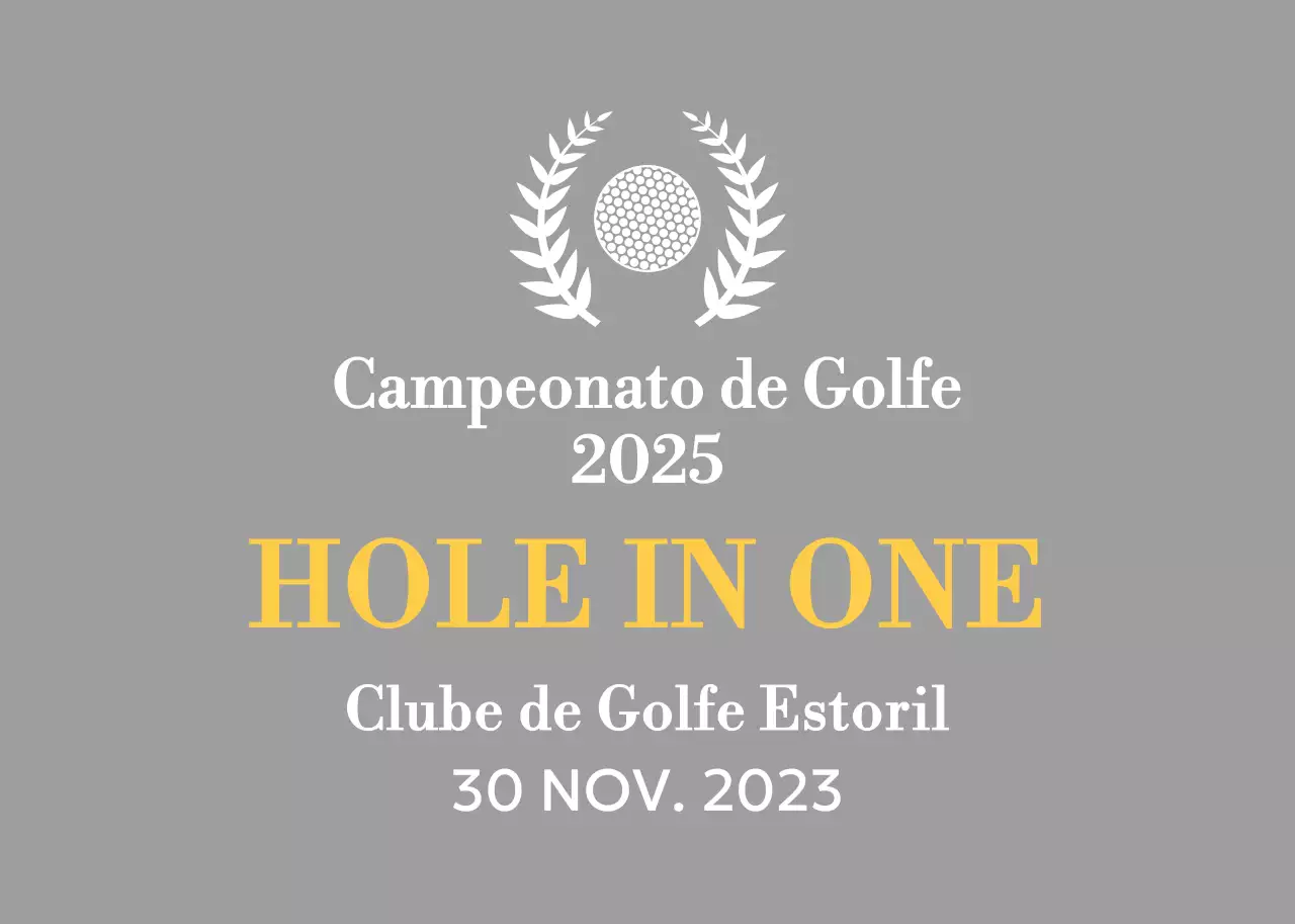Um troféu de torneio de golfe clássico com uma coroa de louros à volta de uma bola de golfe.