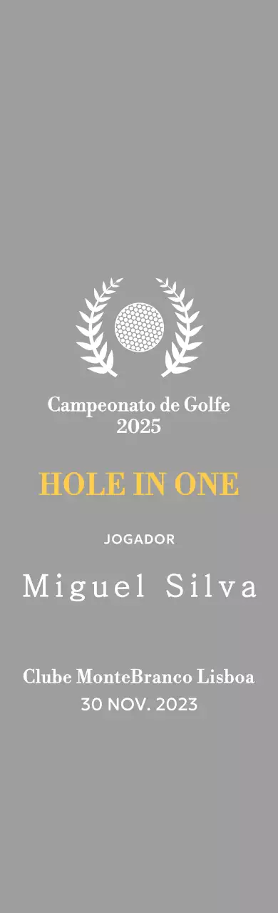 Um troféu de torneio de golfe clássico com uma coroa de louros à volta de uma bola de golfe.