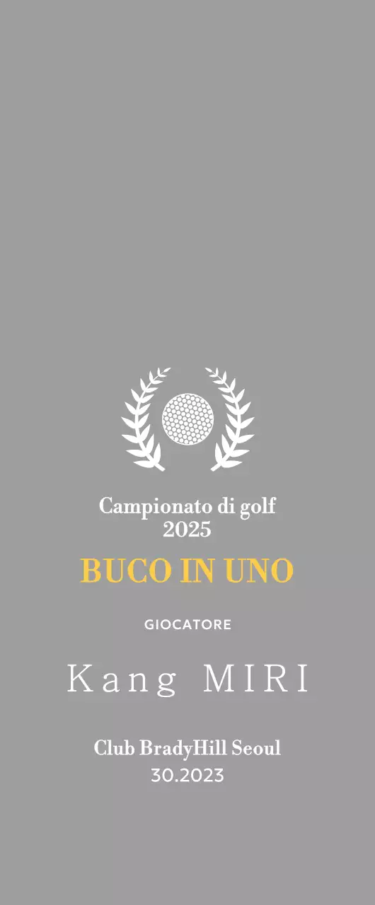 Un classico trofeo da torneo di golf con una corona d'alloro avvolta intorno a una pallina da golf.