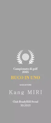 Un classico trofeo da torneo di golf con una corona d'alloro avvolta intorno a una pallina da golf.