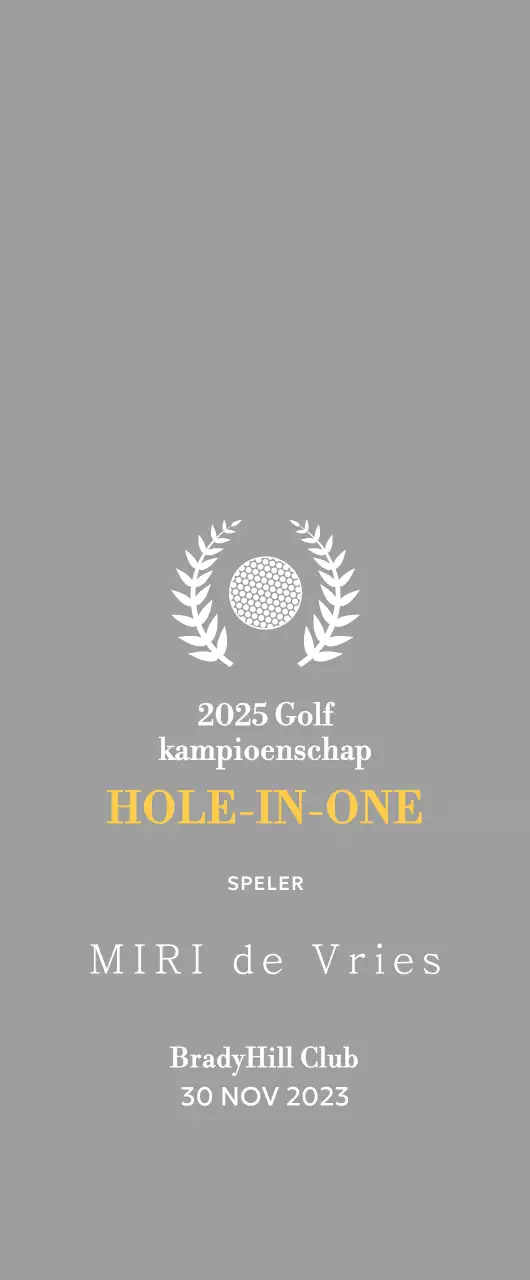 Een klassieke golftoernooitrofee met een lauwerkrans om een golfbal.