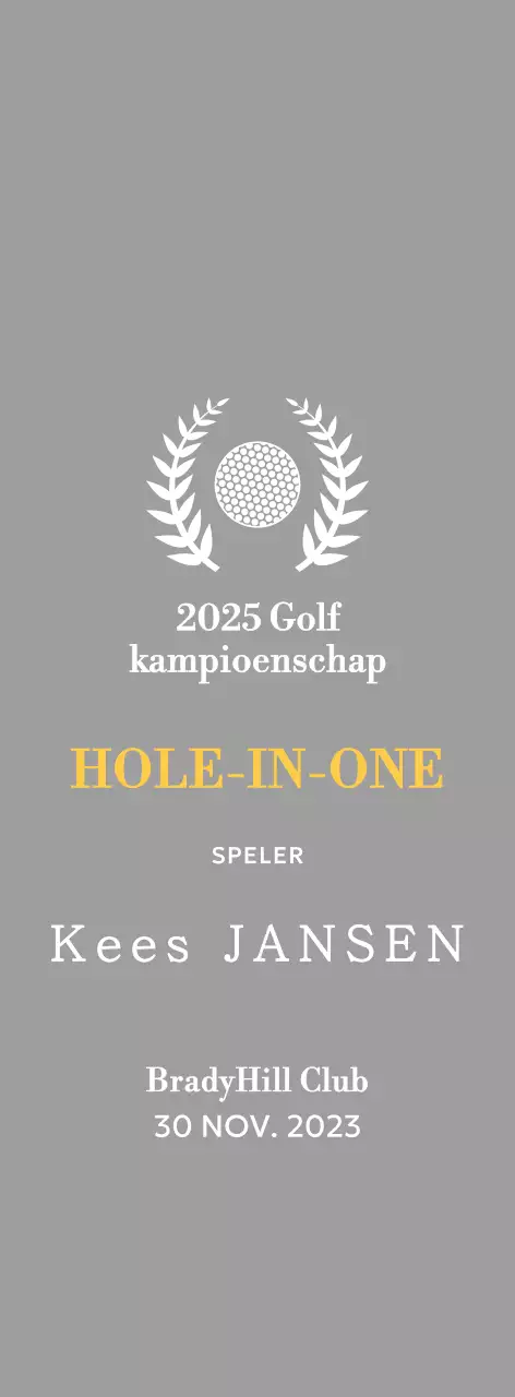 Een klassieke golftoernooitrofee met een lauwerkrans om een golfbal.