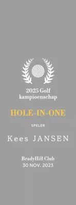 Een klassieke golftoernooitrofee met een lauwerkrans om een golfbal.