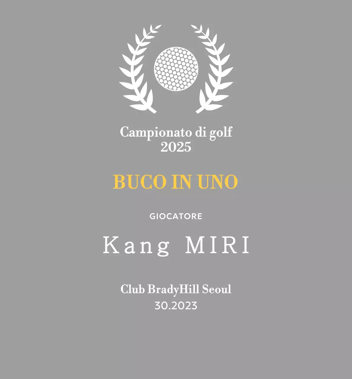 Un classico trofeo da torneo di golf con una corona d'alloro avvolta intorno a una pallina da golf.