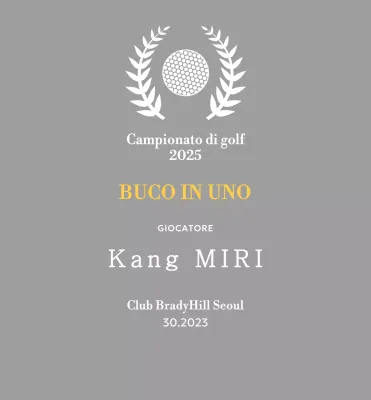 Un classico trofeo da torneo di golf con una corona d'alloro avvolta intorno a una pallina da golf.