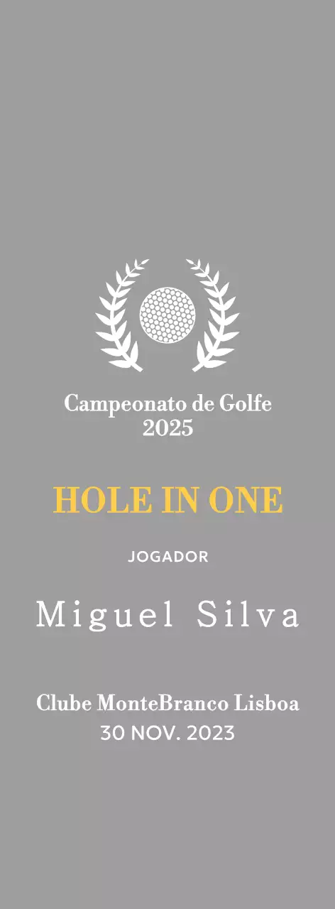 Um troféu de torneio de golfe clássico com uma coroa de louros à volta de uma bola de golfe.