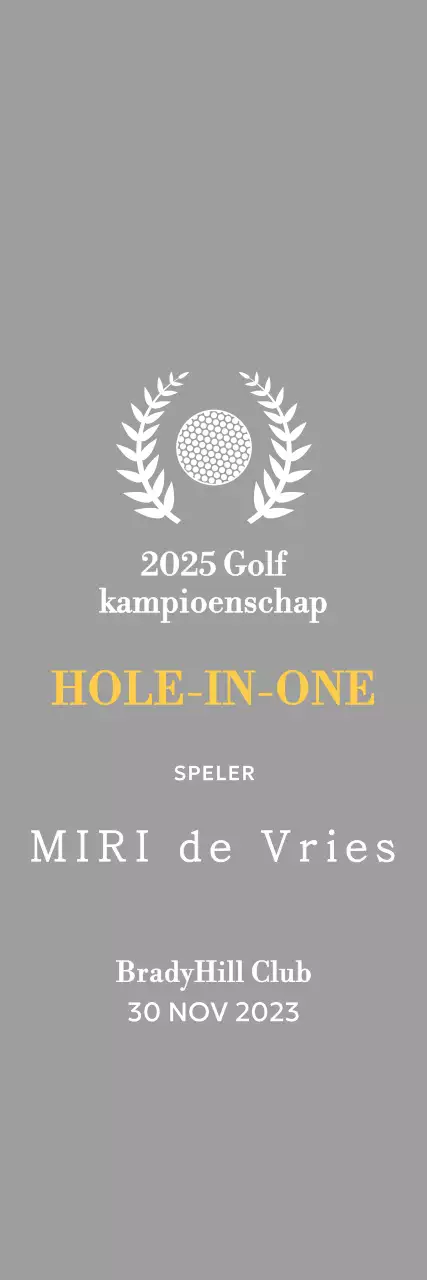 Een klassieke golftoernooitrofee met een lauwerkrans om een golfbal.