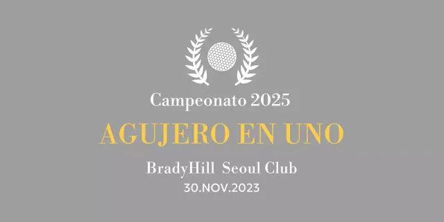 Un trofeo clásico de torneo de golf con una corona de laurel que envuelve una pelota de golf.