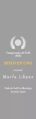 Un trofeo clásico de torneo de golf con una corona de laurel que envuelve una pelota de golf.