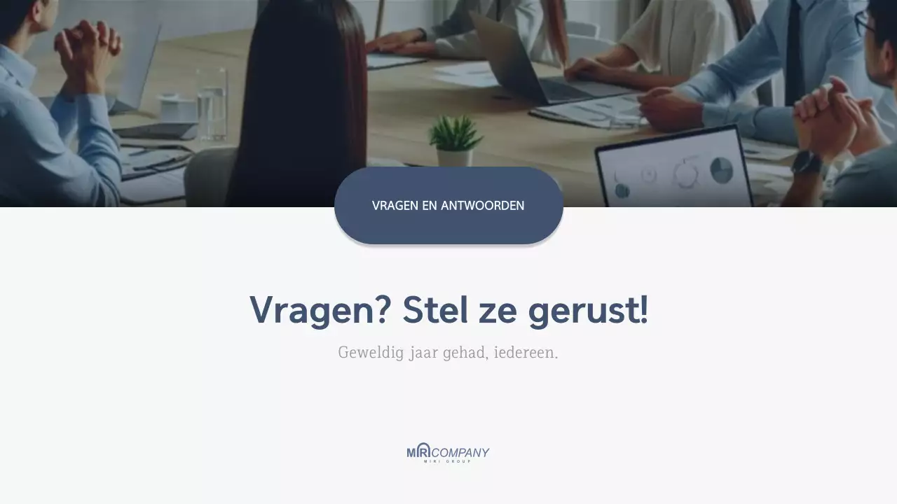 Wit modern zakelijk eindejaarsrapport