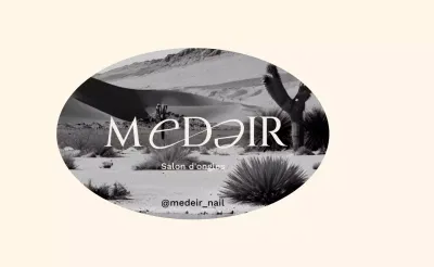 Cadre photo rond en beige Salon de manucure luxueux