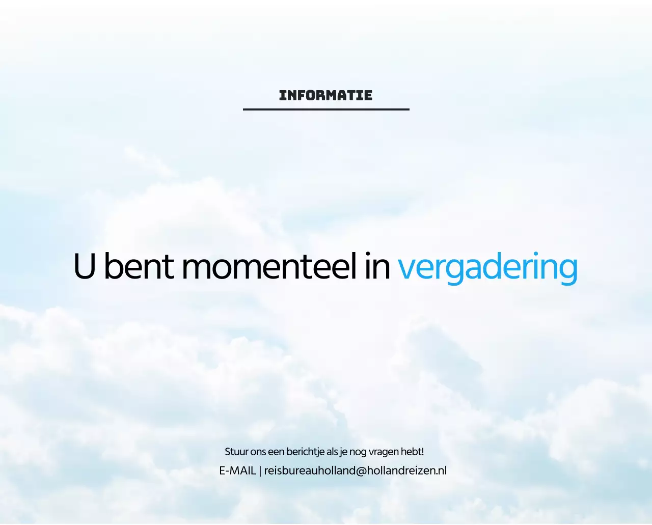 Een reisbureau dat de feestdagen viert met seizoensgebonden reisfotografie en een strakke, vetgedrukte tekstlay-out.